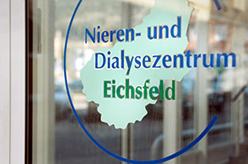 Das Dialyse Eichsfeld Logo auf der Eingangstür